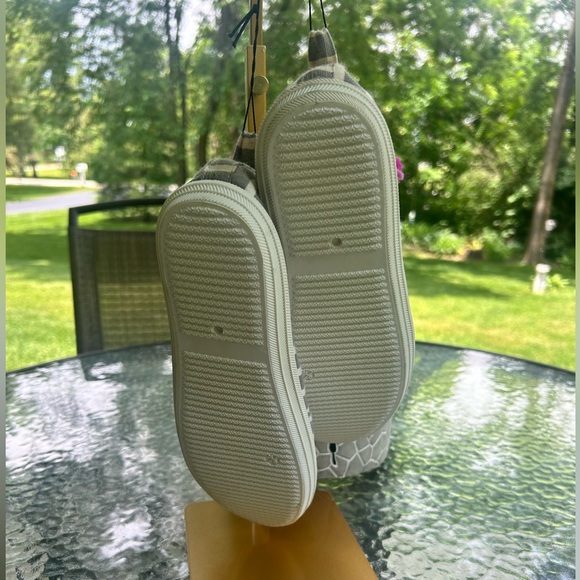 NWT-Gray and White Striped Slip-On Shoes-size 9 - Picture 4 of 5